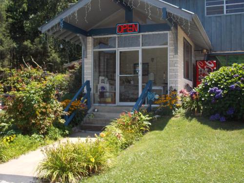 Clarketon Motel - Maggie Valley - image 5