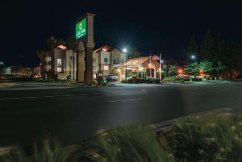 Kemudahan-Kemudahan, La Quinta Inn & Suites by Wyndham Fairfield - Napa Valley in Fairfield (CA)