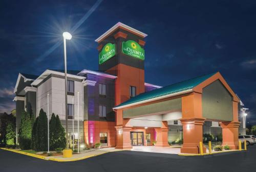 La Quinta Inn & Suites by Wyndham Louisville East - Hotel - Louisville