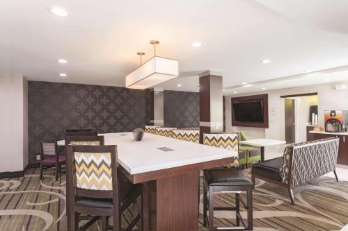 餐廳, 諾克斯維爾北I-75溫德姆拉昆塔套房酒店 (La Quinta Inn & Suites by Wyndham Knoxville North I-75) in 佩奇