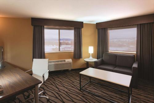 Deluxe King Suite with City/Mountain View - Non-Smoking