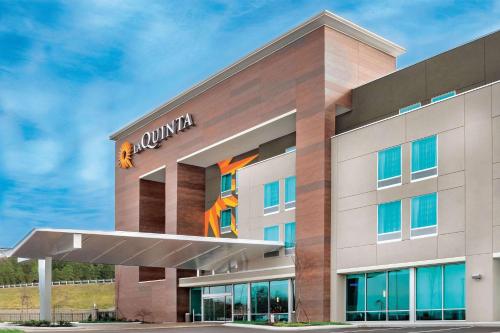 . La Quinta Inn & Suites by Wyndham Cleveland near Lee Univ