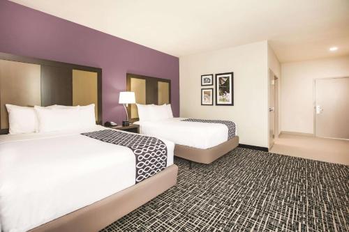Queen Room with Two Queen Beds and Bath Tub - Mobility/Hearing Accessible - Non-Smoking