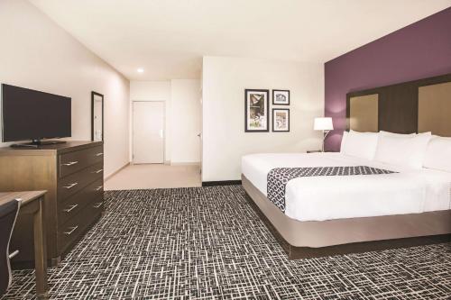 La Quinta by Wyndham Dallas Plano - The Colony - image 2