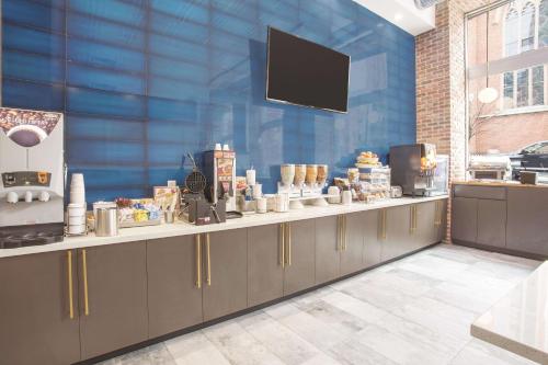 La Quinta by Wyndham Baltimore Downtown - image 3