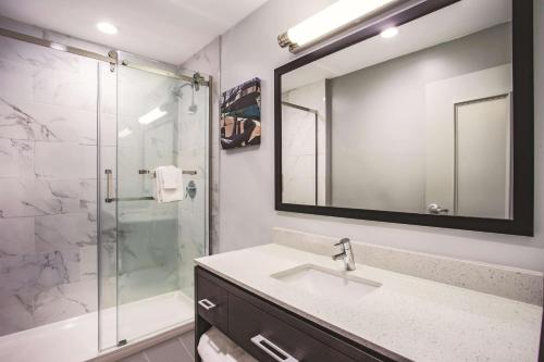 La Quinta by Wyndham Baltimore Downtown - image 9