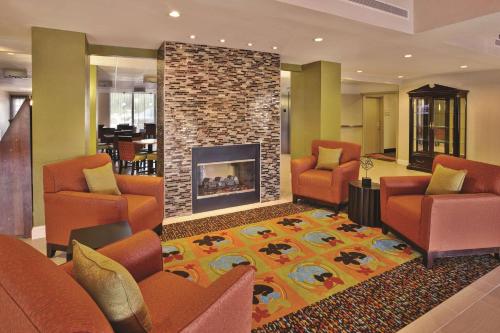 Lobby, La Quinta Inn & Suites by Wyndham Elkview - Charleston NE in Elkview (WV)