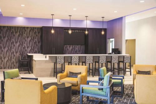 Bar/Lounge, La Quinta Inn & Suites by Wyndham McDonough in McDonough