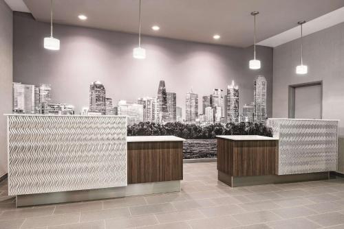 Lobby, La Quinta Inn & Suites by Wyndham Dallas Grand Prairie North in Irving