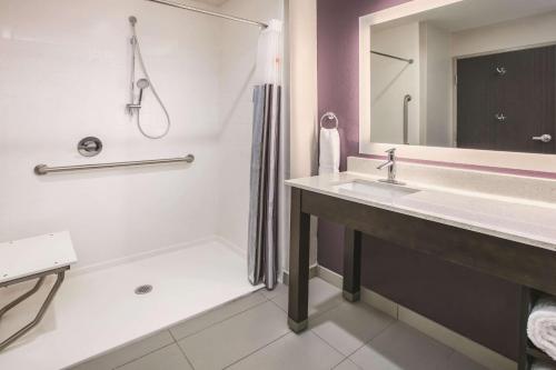 King Room with Bath Tub - Mobility Accessible/Non-Smoking