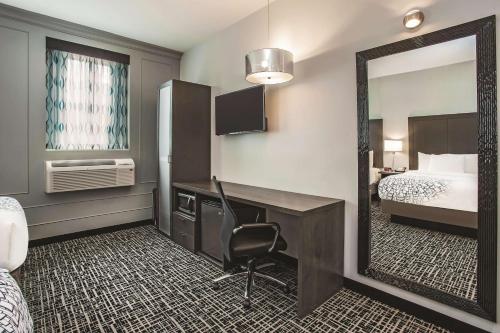 La Quinta Inn & Suites by Wyndham Baltimore Downtown