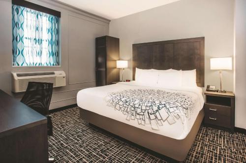 Létesítmények, La Quinta Inn & Suites by Wyndham Inner Harbor Downtown near Walters Művészeti Múzeum