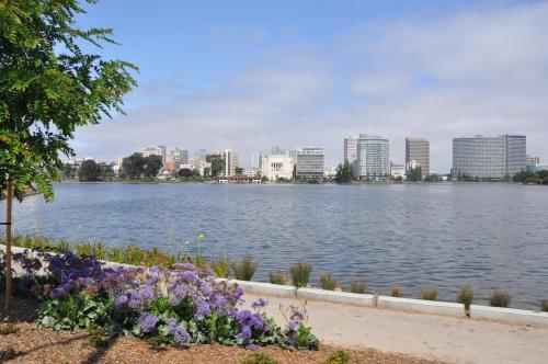 Vistas, Econo Lodge Oakland Lake Merritt Area in Oakland