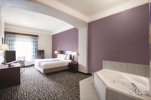 La Quinta by Wyndham Mansfield TX Room Type - Deluxe King Room