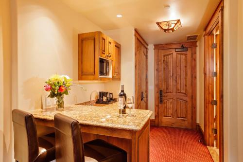 Tivoli Lodge Room Type - Standard Queen Room Tower Village View