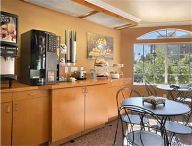 Super 8 by Wyndham Los Angeles Downtown, Лос-Анджелес (фото 4)