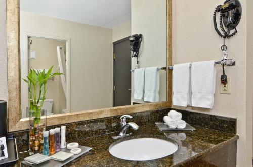 Clackamas Inn and Suites