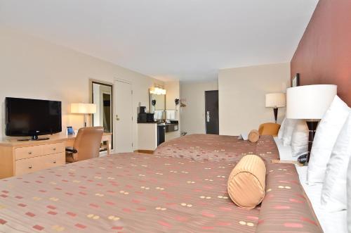 Clackamas Inn and Suites