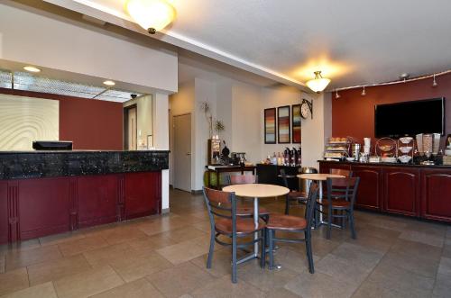 مطعم, كلاكاماس إن آند سويتس (Clackamas Inn and Suites) in كلاكاماس