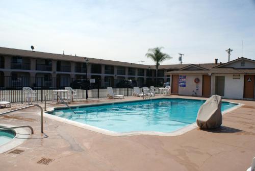 Swimming pool, COLONY INN & SUITES in Buena Park