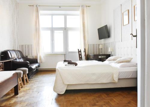 Apartament City, Clock