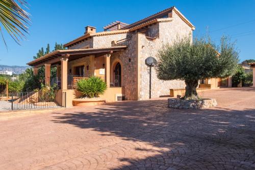 Alzina Villa 5 bedrooms with pool in Sa Coma Bunyola at the foot of the Sierra de Tramuntana but close to Palma