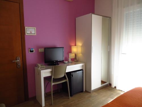 Double or Twin Room image 3