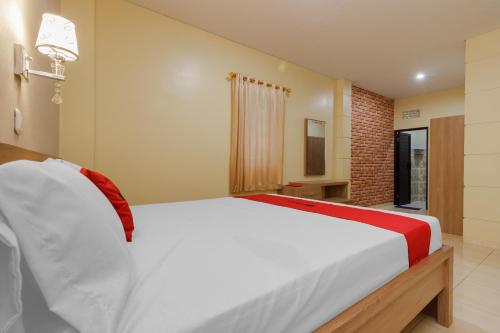 RedDoorz Plus near Pantai Malalayang Manado