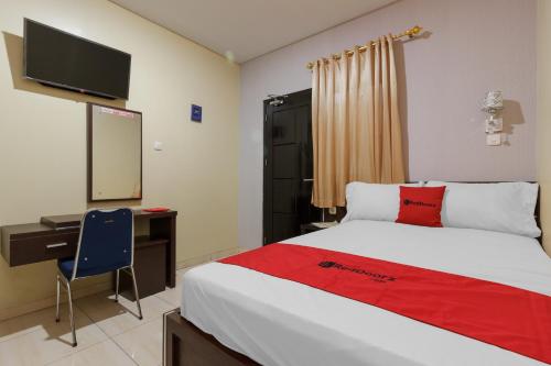 RedDoorz Plus near Pantai Malalayang Manado