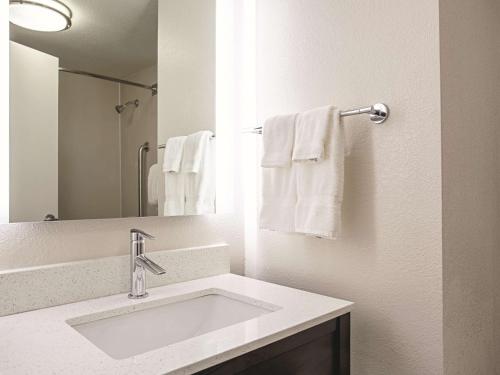 La Quinta Inn & Suites by Wyndham Baltimore N / White Marsh Room Type - Standard Room 1 Queen Bed