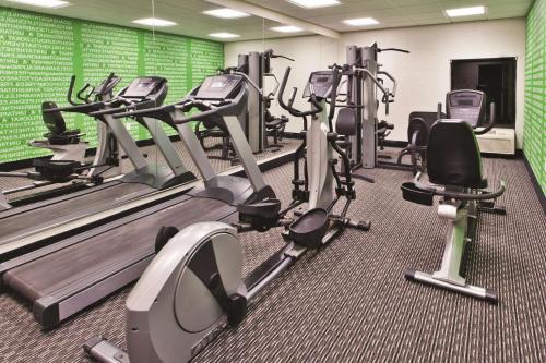 Fitness center, La Quinta Inn & Suites by Wyndham Charleston Riverview in Charleston (SC)