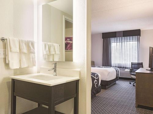 La Quinta Inn & Suites by Wyndham Baltimore Bwi Airport