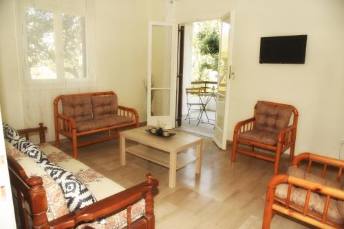  Jo apartments in Gavrio