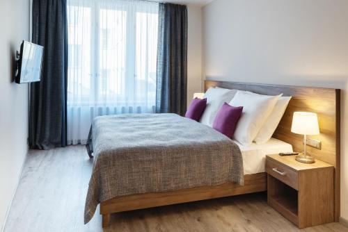 1 king bed, 1 sofa bed