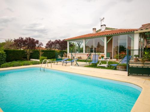 Modern Holiday Home in Condezaygues with Swimming Pool gîte à louer Saint-Vite