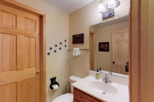 3 Bed 4 Bath Vacation home in Deep Creek Lake - image 2