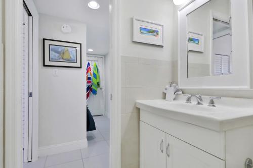 2 Bed 2 Bath Apartment in Tampa Bay - image 8