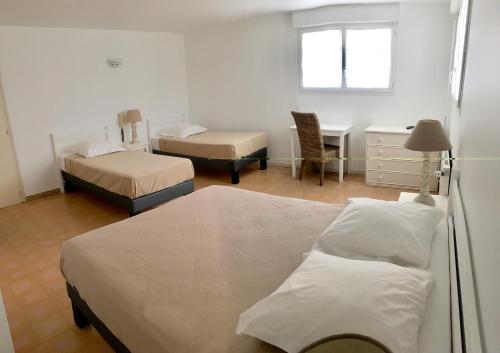 1 double bed, 2 twin beds