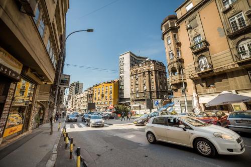Max Luxury Apartments - image 8