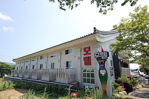 Hara Motel Ideally located in the Bomun-dong area, Hara Motel promises a relaxing and wonderful visit. Featuring a satisfying list of amenities, guests will find their stay at the property a comfortable one. Ser