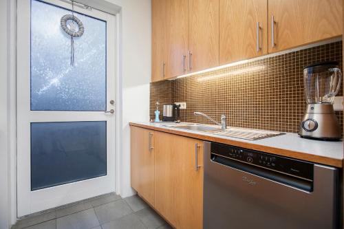 Konyha, Cozy 3 bedroom house near the Blue lagoon in Njardvik