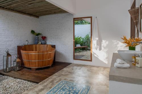 Bathroom, Pousada da Amendoeira in Pessoa