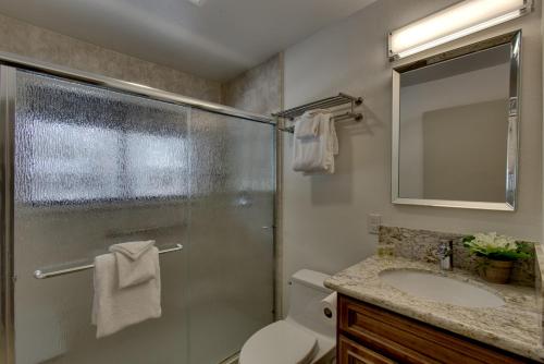 Spacious Riverfront Home - image 2