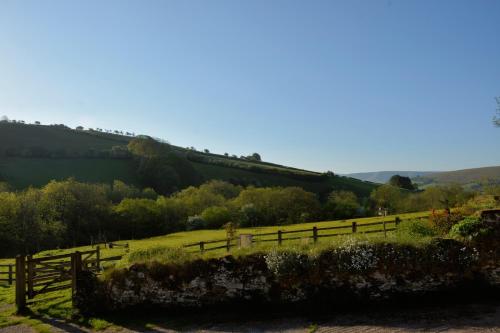 Snug Oak Hut with a view on a Welsh Hill Farm