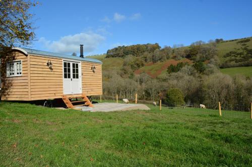 Snug Oak Hut with a view on a Welsh Hill Farm