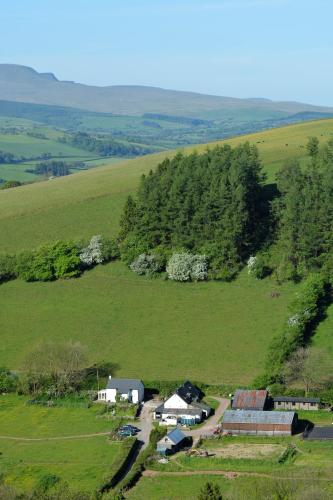 Snug Oak Hut with a view on a Welsh Hill Farm