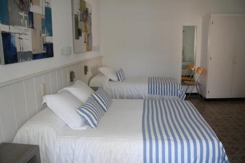 1 double bed, 1 twin bed