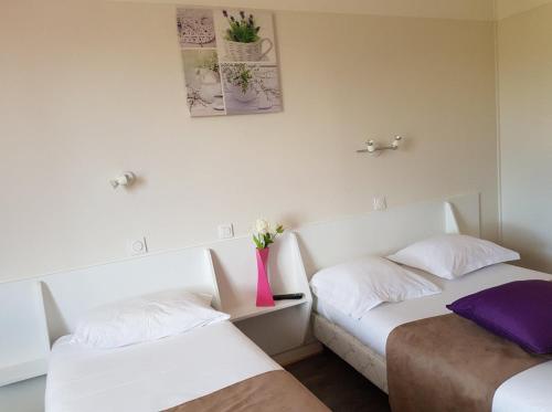 2 twin beds