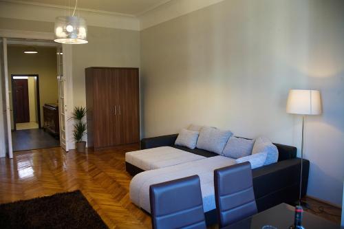 Five Season's Apartment - main image