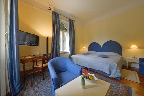 2 twin beds, 1 sofa bed